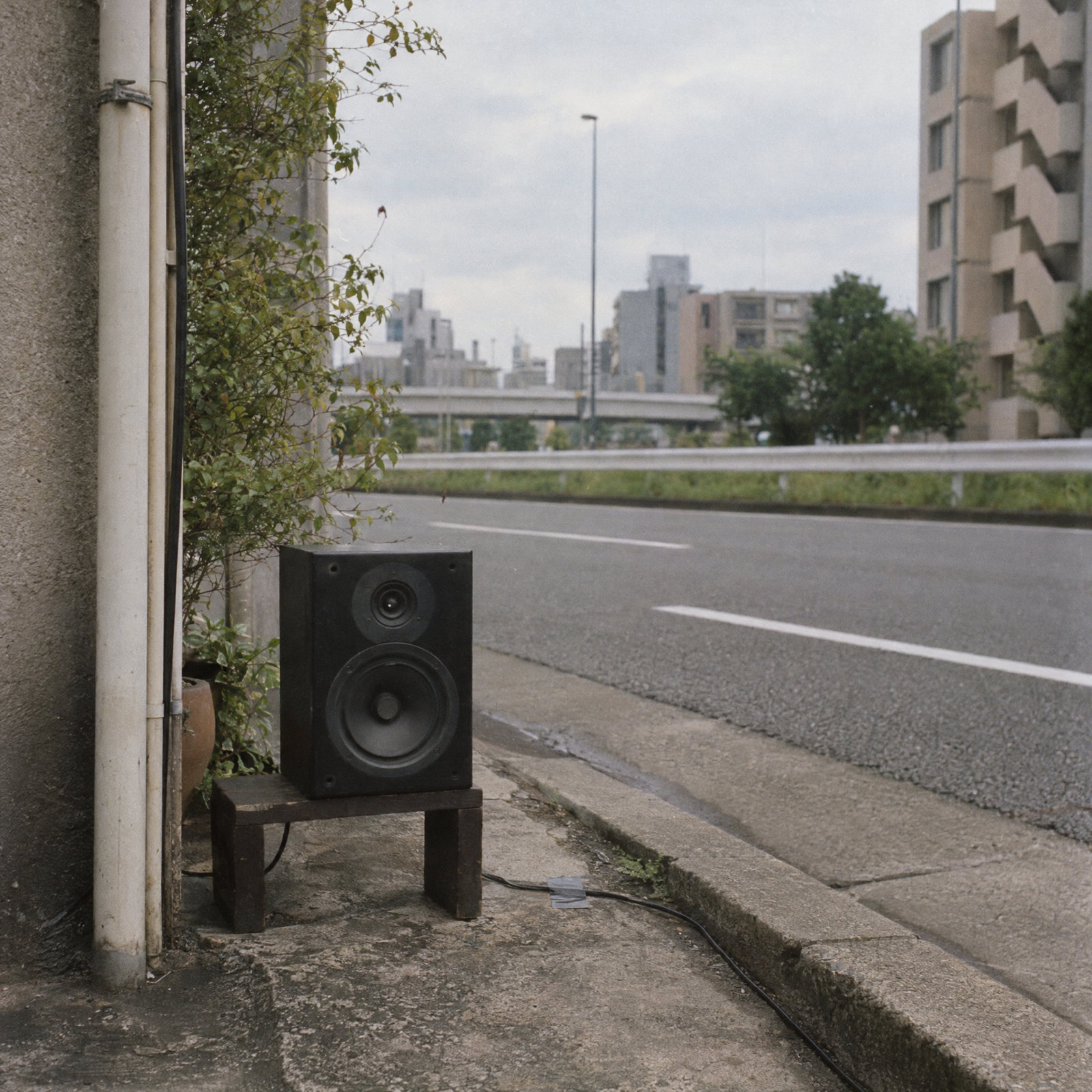 屋外に設置されたスピーカー